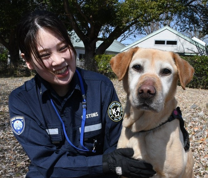 Một nhân viên hải quan cùng cộng sự của cô - chú chó đánh hơi ma túy Melba - tại Narita, tỉnh Chiba (Nhật Bản), ngày 13/3/2024. (Nguồn: The Mainichi)