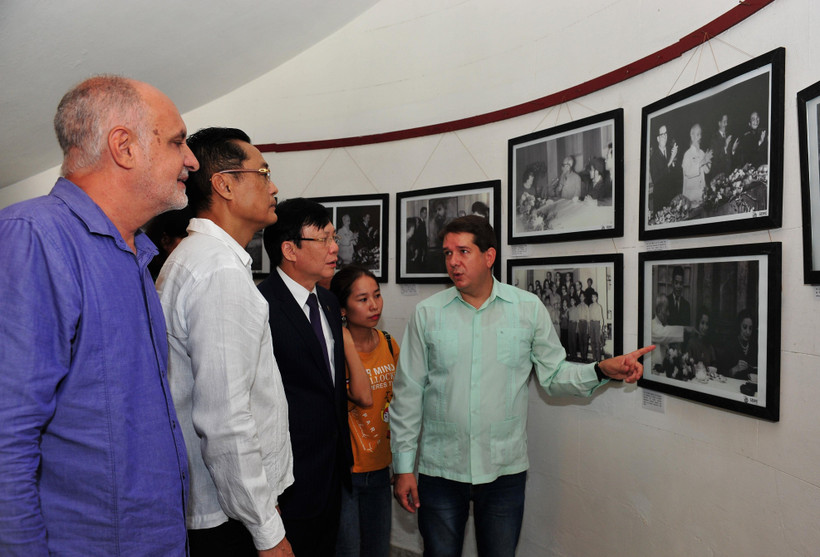 Đoàn đại biểu Hội Nhà báo Việt Nam tham quan triển lãm ảnh “Chủ tịch Hồ Chí Minh với Cuba”. (Ảnh: Lê Hà - TTXVN/Vietnam+)