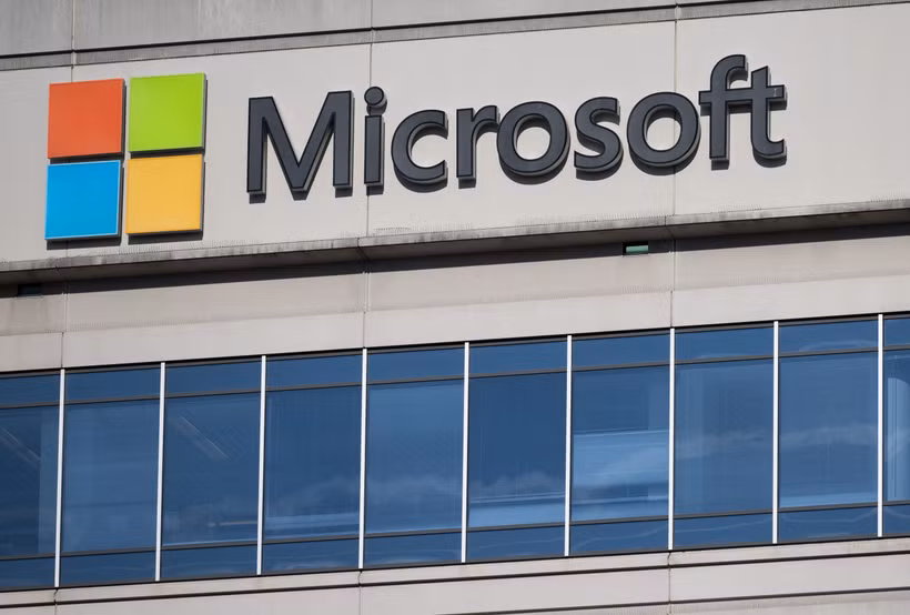 Biểu tượng của Microsoft tại văn phòng ở Chevy Chase, Maryland (Mỹ). (Ảnh: AFP/TTXVN)