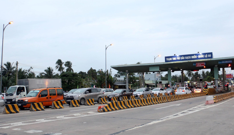 Mặc dù Trạm thu phí BOT cầu Rạch Miễu đã xả trạm hơn 3 tiếng nhưng lượng xe vẫn bị ùn tắc. (Ảnh: Thu Hiền/TTXVN)