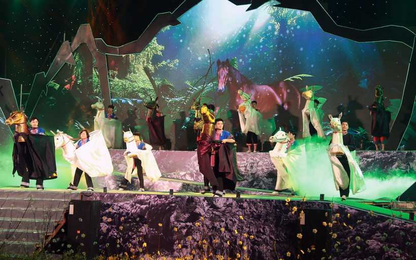 Chương trình nghệ thuật tại Lễ Khai mạc Festival Cao nguyên Trắng Bắc Hà 2024. (Ảnh: Quốc Khánh/TTXVN)