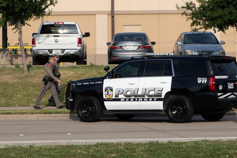 Cảnh sát điều tra gần hiện trường vụ xả súng ở ngoại ô Dallas, Texas (Mỹ), ngày 6/5/2023. (Ảnh: THX/TTXVN)