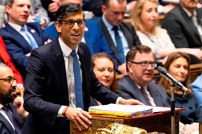 Thủ tướng Anh Rishi Sunak phát biểu tại một phiên họp Hạ viện ở Thủ đô London. (Ảnh: AFP/TTXVN)