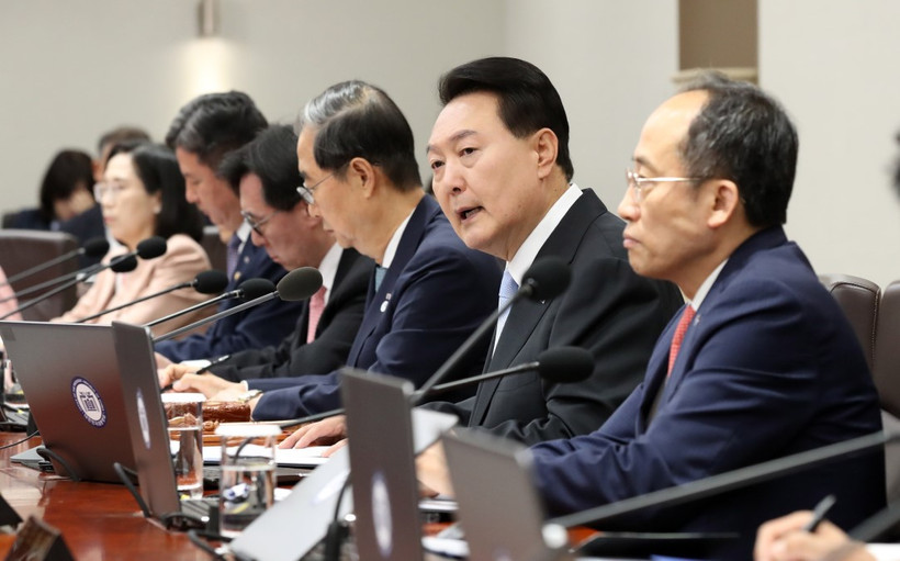 Tổng thống Hàn Quốc Yoon Suk Yeol (thứ hai, phải) phát biểu tại cuộc họp nội các ở Seoul ngày 13/6/2023. (Ảnh: Yonhap/TTXVN)