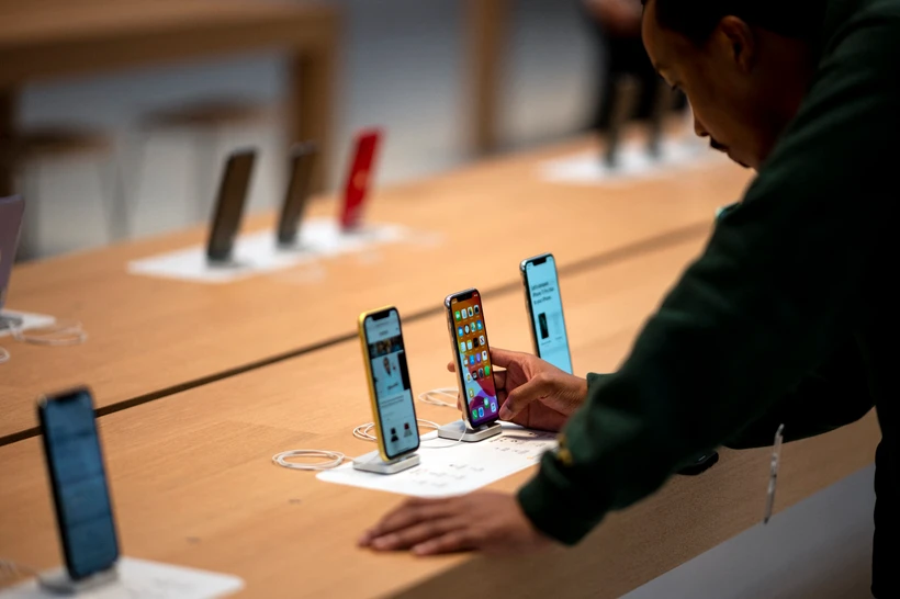 Apple đang đưa ra các chương trình giảm giá tạm thời cho điện thoại iPhone tại thị trường Trung Quốc. (Ảnh: AFP/TTXVN)