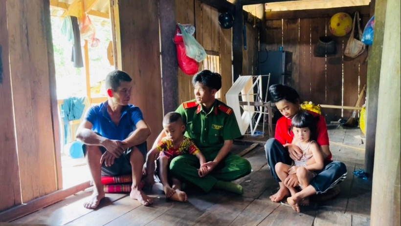 Hạ sỹ Lò Văn Thanh, công tác tại Trại tạm giam Công an tỉnh Lai Châu cứu sống hai cháu nhỏ trong lúc nghỉ phép tại quê nhà. (Ảnh: TTXVN phát)