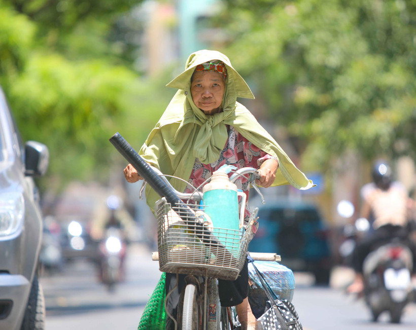 Người lao động chật vật mưu sinh trong nắng nóng. (Ảnh: Thanh Tùng/TTXVN)