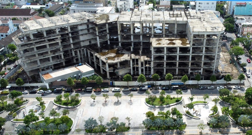 Dự án Golden Square trên đường Nguyễn Chí Thanh, quận Hải Châu bị chủ đầu tư là Công ty Cổ phần Địa ốc Đông Á “treo” hàng chục năm, tạo thành một khối bêtông cốt thép giữa trung tâm thành phố Đà Nẵng. (Ảnh: Quốc Dũng/TTXVN)