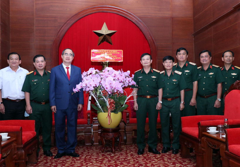 Ủy viên Bộ Chính trị, Bí thư Thành ủy Thành phố Hồ Chí Minh Nguyễn Thiện Nhân tặng hoa Bộ Tư lệnh Quân khu 7. (Ảnh: Xuân Khu/TTXVN)