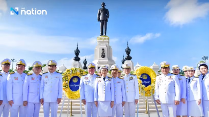 Thủ tướng Paetongtarn Shinawatra đã dẫn đầu Nội các Thái Lan tới đặt vòng hoa để tỏ lòng thành kính trước bức tượng Nhà Vua Bhumibol Abdulyadej. (Nguồn: The Nation)