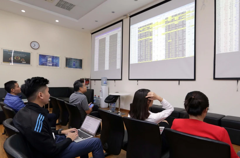 Khách hàng giao dịch tại sàn giao dịch BVSC. (Ảnh: Trần Việt/TTXVN)