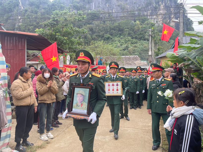 Lễ đón nhận hài cốt liệt sỹ Hứa Kim Chiểu, quân tình nguyện Việt Nam hy sinh ở chiến trường nước Cộng hòa Dân chủ Nhân dân Lào. (Ảnh: TTXVN phát)