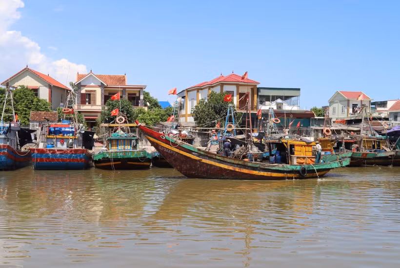 Tàu, thuyền của ngư dân Diễn Ngọc (huyện Diễn Châu, tỉnh Nghệ An) vừa cập bến. (Ảnh minh họa: Xuân Tiến/TTXVN)