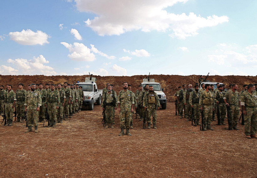 Các tay súng Syria ủng hộ Thổ Nhĩ Kỳ tập trung ở khu vực biên giới phía Bắc tỉnh Aleppo (Syria), ngày 7/10/2019. (Nguồn: AFP/TTXVN)