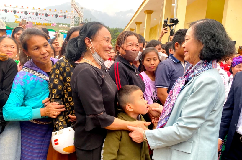 Thường trực Ban Bí thư Trương Thị Mai thăm hỏi, chúc Tết nhân dân biên giới xã Dân Hóa, huyện Minh Hóa (Quảng Bình). (Ảnh: Võ Dung/TTXVN)