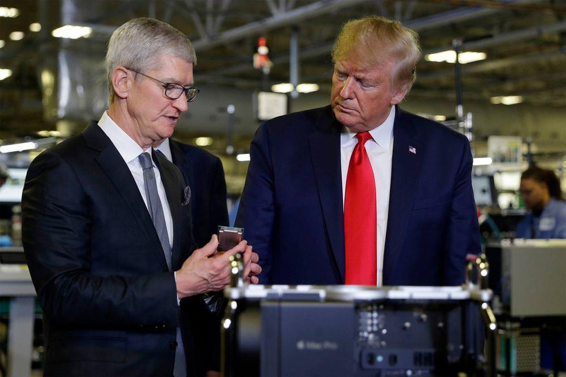 Tổng thống Donald Trump và CEO Apple Tim Cook trong chuyến thăm nhà máy Apple ở Austin, bang Texas. (Nguồn: AP)