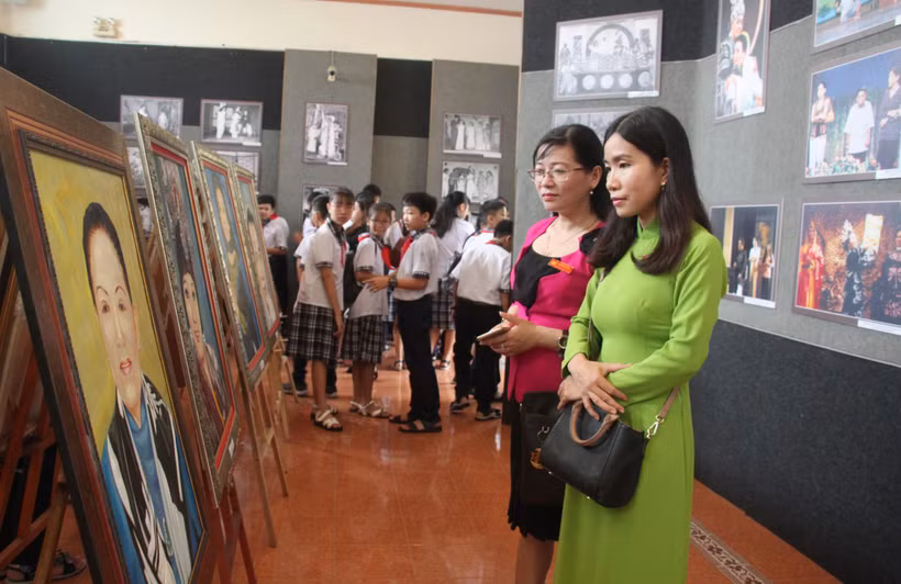 Các đại biểu tham quan phòng trưng bày. (Ảnh: Lê Thúy Hằng/TTXVN)