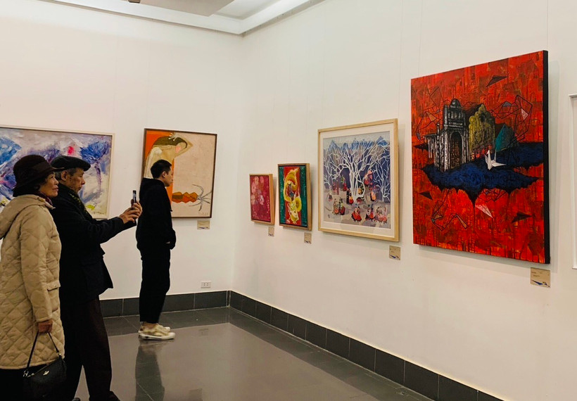 Khách tham quan triển lãm. (Ảnh: TTXVN phát)