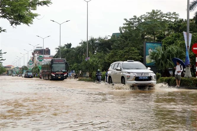 Sáng 16/11, nhiều tuyến đường ở thành phố Huế vẫn bị ngập trong nước. (Ảnh: Đỗ Trưởng/TTXVN)