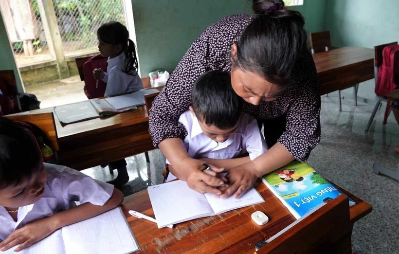 Cô Phạm Thị Thơm miệt mài giảng dạy cho những học trò nghèo. (Nguồn: Tin tức)