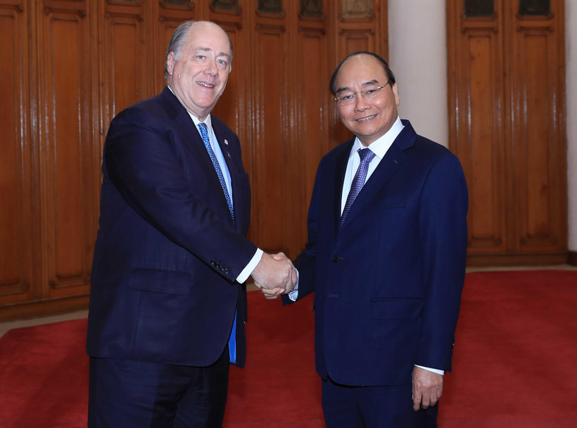 Thủ tướng Nguyễn Xuân Phúc với ông Keith Williams, Chủ tịch Hội đồng quản trị USABC, Chủ tịch kiêm Giám đốc điều hành Tập đoàn Underwriters Laboratories(UL). (Ảnh: Thống Nhất/TTXVN)