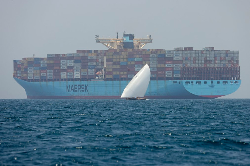 Tàu container của hãng Maersk di chuyển gần đảo Sir Abu Nuair hướng tới Dubai (Các Tiểu Vương quốc Arab Thống nhất). (Ảnh: AFP/TTXVN)
