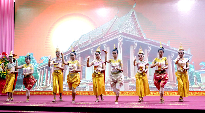 Múa chào mừng Tết Chôl Chhnăm Thmây của đồng bào Khmer tại Sóc Trăng. (Ảnh: Trung Hiếu/TTXVN)