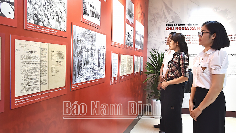 Người dân thành phố Nam Định tham quan Trưng bày tài liệu lưu trữ. (Nguồn: Báo Nam Định)