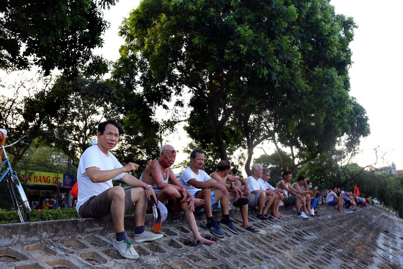 Người dân Thủ đô đến các công viên, bờ hồ...hóng mát sau một ngày nắng nóng gay gắt trên 40 độ C. (Ảnh: Danh Lam/TTXVN)