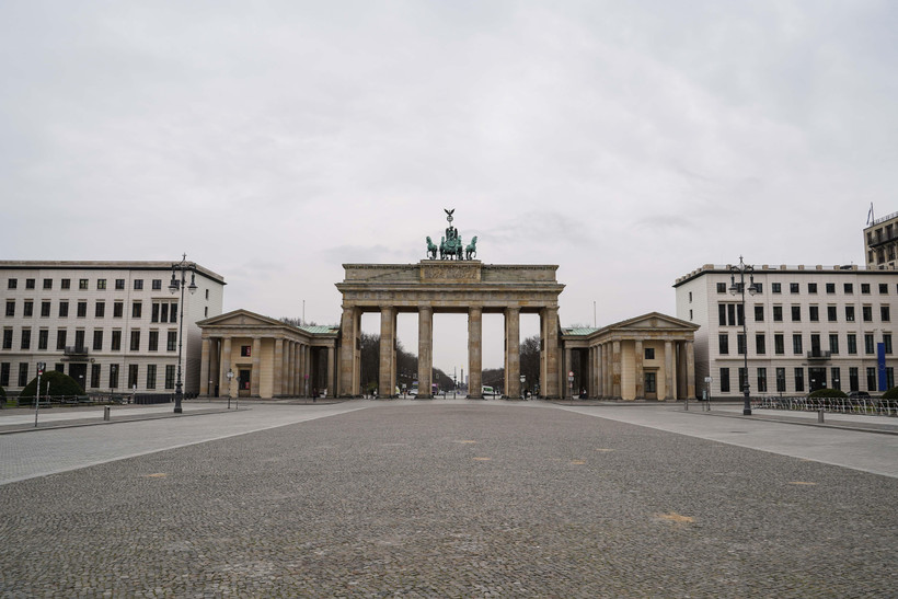 Cảnh vắng vẻ tại Cổng Brandenburg ở Berlin, Đức ngày 20/3/2020, trong bối cảnh dịch COVID-19 lan rộng. (Nguồn: THX/ TTXVN)