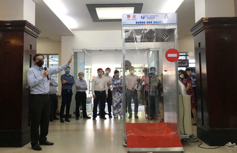 Phó giáo sư, tiến sỹ Nguyễn Tấn Tiến, Giám đốc Phòng thí nghiệm trọng điểm quốc gia điều kiển số và kỹ thuật hệ thống trường Đại học Bách Khoa Thành phố Hồ Chí Minh giới thiệu buồng khử khuẩn. (Ảnh: Thanh Vũ/TTXVN) 