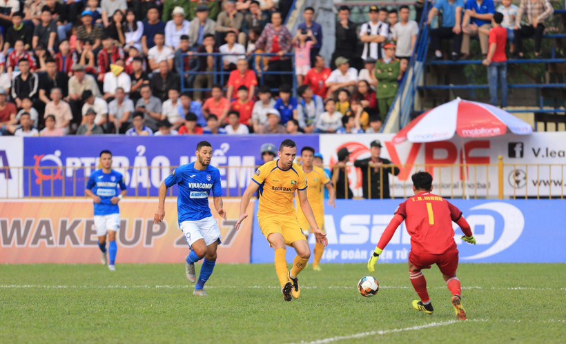 Một pha bóng trong trân đấu. (Ảnh: Trung Nguyên/TTXVN)
