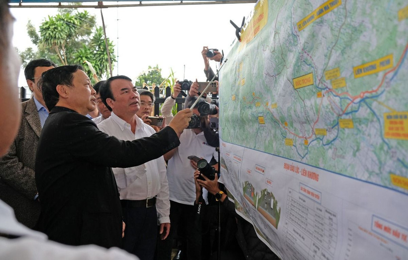Phó Thủ tướng Trần Hồng Hà cùng đoàn công tác đến khảo sát tại nút giao Tân Hội, thuộc tuyến cao tốc Bảo Lộc-Liên Khương. (Ảnh: Nguyễn Dũng/TTXVN)