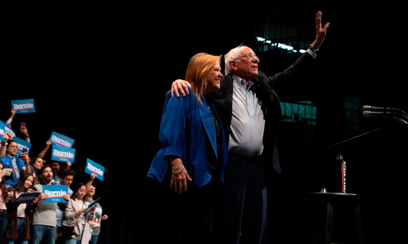 Ông Bernie Sanders và phu nhân vẫy chào người ủng hộ. (Nguồn: AFP)
