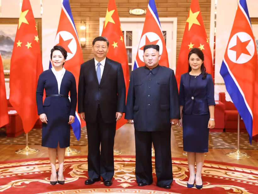 Trong ảnh: Nhà lãnh đạo Triều Tiên Kim Jong-un (thứ 2, phải) cùng phu nhân chụp ảnh chung với Chủ tịch Trung Quốc Tập Cận Bình (thứ 2, trái) cùng phu nhân đang ở thăm Bình Nhưỡng ngày 20/6/2019. (Nguồn: THX/TTXVN)