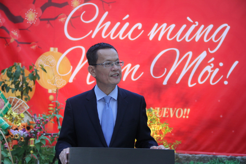 Đại sứ Việt Nam tại Argentina Dương Quốc Thanh gửi lời chúc một năm mới tốt đẹp tới bà con kiều bào đang sinh sống và học tập tại Argentina. (Ảnh: Ngọc Tùng/TTXVN)