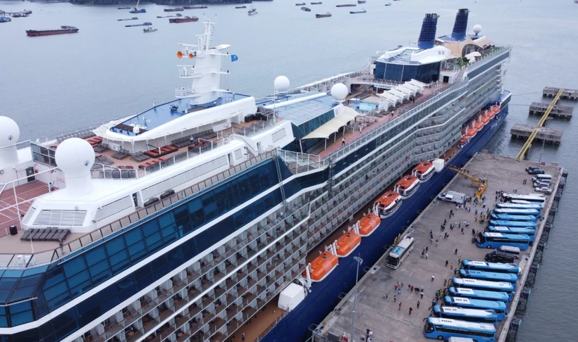 Siêu du thuyền Celebrity Solstice (quốc tịch Malta) chở theo 2.700 du khách châu Âu, Mỹ cập Cảng Tàu khách Quốc tế Hạ Long hồi tháng 11 năm ngoái. (Ảnh: Thanh Vân/TTXVN)