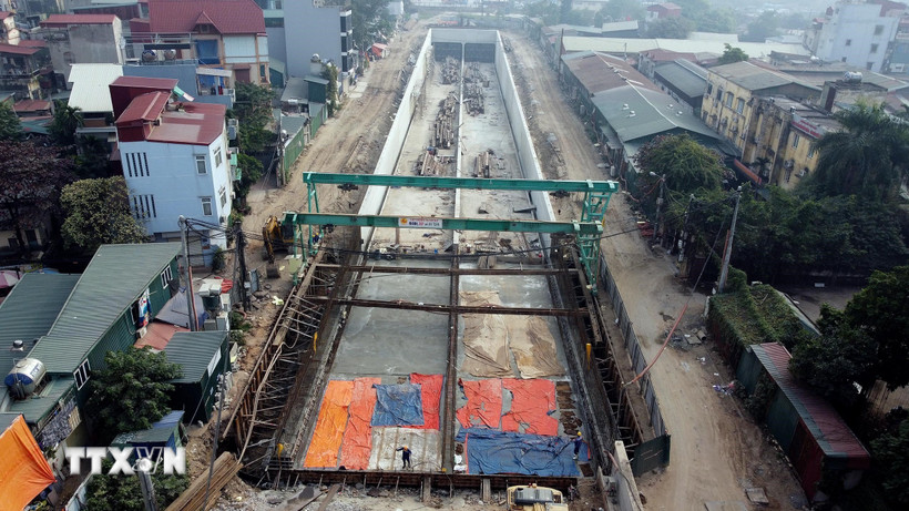 Nhà thầu thi công Dự án hầm chui nút giao Giải Phóng-Kim Đồng tại thành phố Hà Nội. (Ảnh: TTXVN)