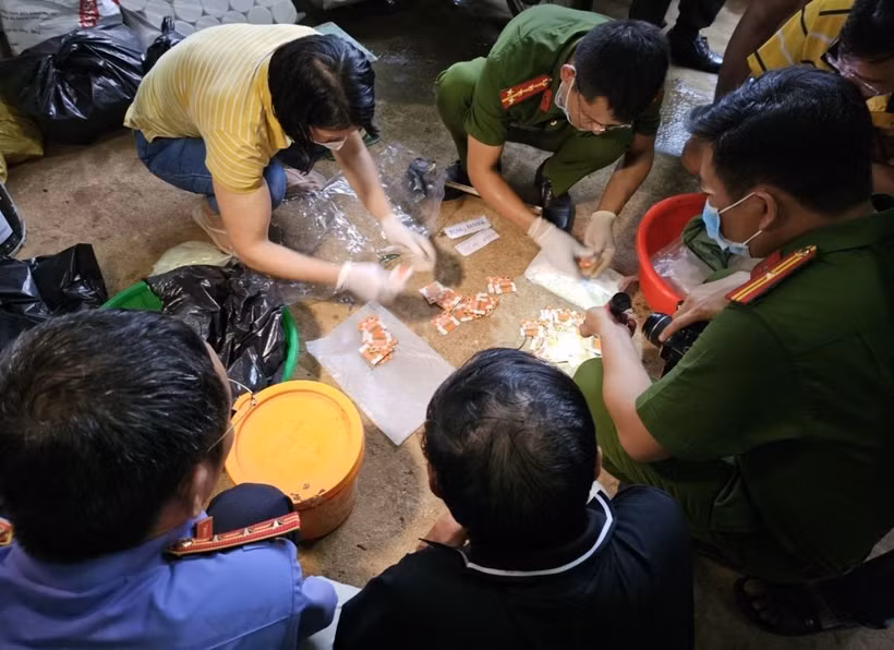 Cảnh sát khám xét chỗ ở của một đối tượng tàng trữ ma túy ở Bình Phước. (Ảnh: TTXVN phát)