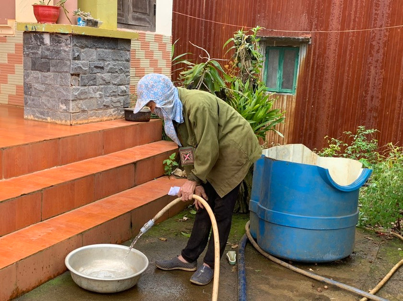 Để đảm bảo nước sạch cho người dân sinh hoạt, Công ty Nhôm Lâm Đồng đã khoan hai giếng sâu 90-100m, lắp đặt đường ống về tận các nhà dân. (Nguồn: Pháp luật Việt Nam)