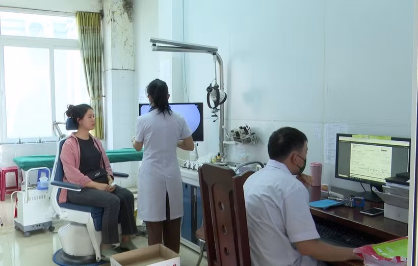 Người dân Gia Lai khám chữa bệnh bằng Bảo hiểm y tế. (Ảnh: TTXVN phát)