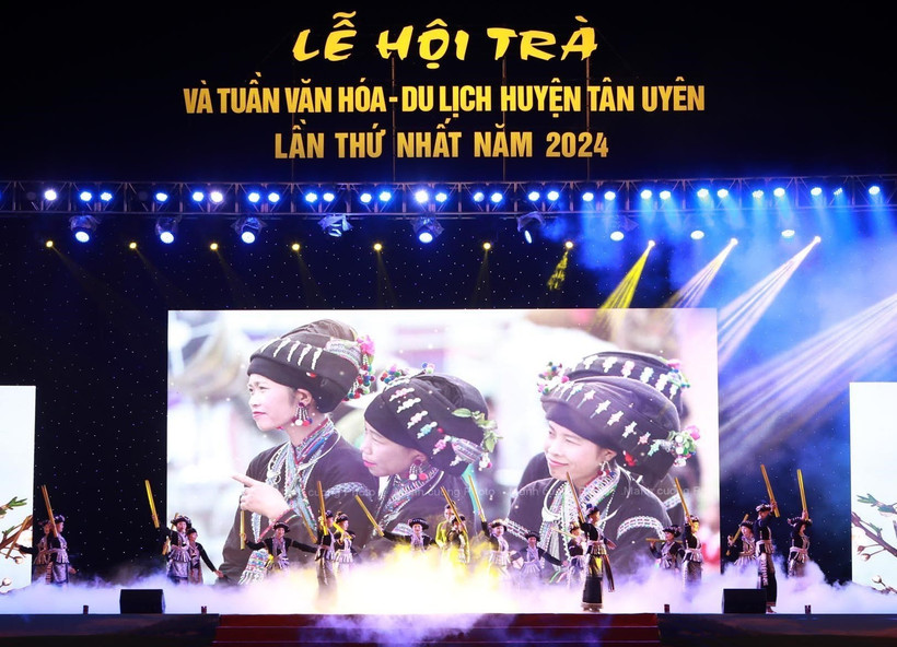 Chương trình nghệ thuật với chủ đề "Tân Uyên-Hương sắc miền Trà." (Ảnh: Quý Trung/TTXVN)