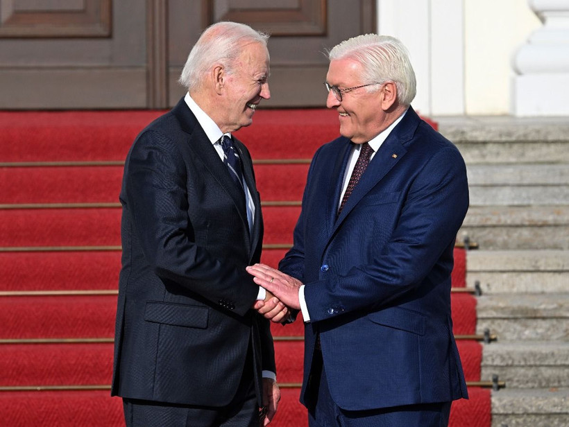 Tổng thống Đức Frank-Walter Steinmeier (phải) đón Tổng thổng Mỹ Joe Biden tại Berlin ngày 18/10/2024. (Ảnh: AA/TTXVN)