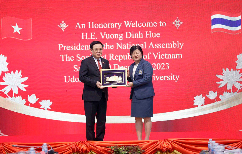 Chủ tịch Quốc hội Vương Đình Huệ tặng quà lưu niệm Đại học Hoàng gia Rajabhat Udon Thani. (Ảnh: Doãn Tấn/TTXVN)