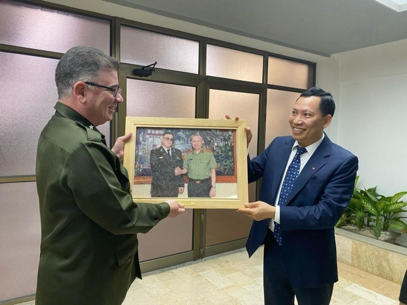 Trung tướng Lê Văn Tuyến, Ủy viên Ban thường vụ Đảng ủy Công an Trung ương, Thứ trưởng Bộ Công an trong cuộc gặp Trung tướng Lázaro Alberto Álvarez Casas, Ủy viên Bộ Chính trị, Bộ trưởng Nội vụ Cuba. (Ảnh: Mai Phương/TTXVN)