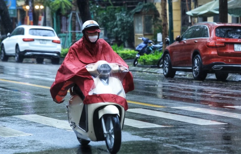 Chiều tối và đêm 16/4, Thủ đô Hà Nội có mưa rào và dông vài nơi. (Ảnh: Tuấn Anh/TTXVN)