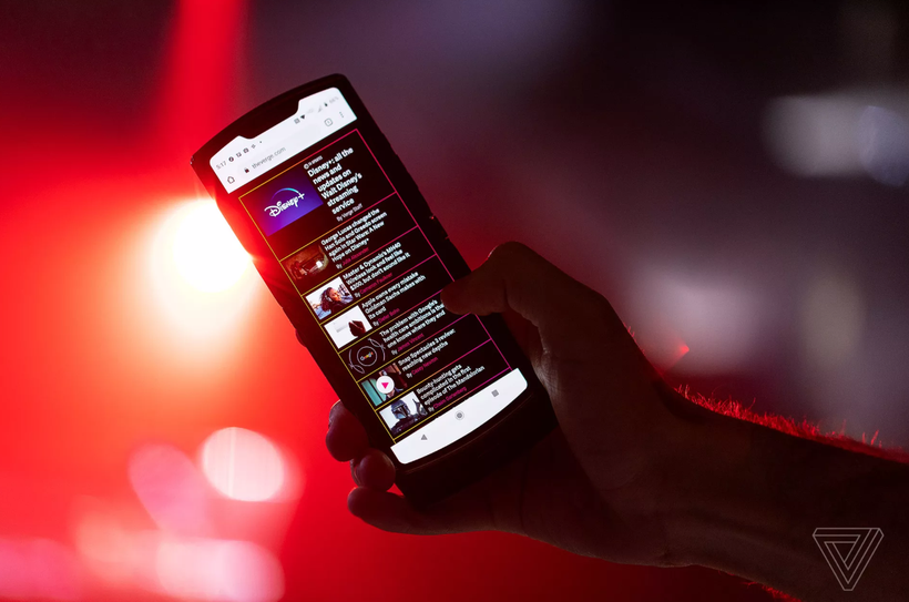 Razr 2019 khi ở chế độ mở toàn màn hình. (Nguồn: The Verge)