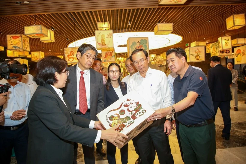 Ông Nguyễn Văn Nên, Uỷ viên Bộ Chính Trị, Bí Thư Thành Ủy Thành Phố Hồ Chí Minh (thứ hai từ phải sang trái) và Đại sứ Nhật Bản tại Việt Nam Ito Naoki xem tranh Đông Hồ được trưng bày trên đỉnh núi Bà Đen. (Ảnh: Giang Phương/TTXVN)