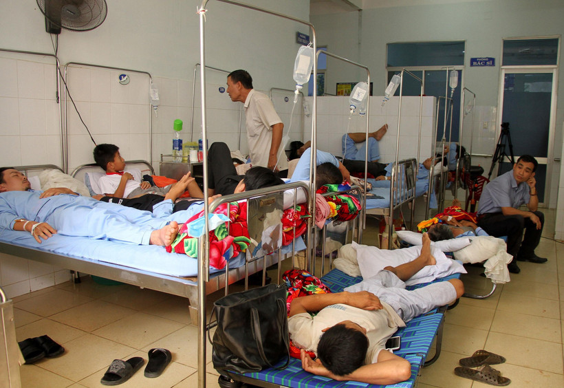 Các bệnh nhân sốt xuất huyết phải nằm ghép giường do quá tải. (Ảnh: Văn Tý/TTXVN)
