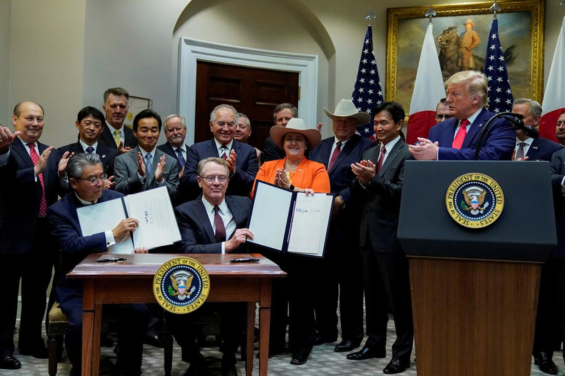 Đại sứ Nhật Bản Shinsuke Sugiyama và Đại diện Thương mại Mỹ Robert Lighthizer giơ Hiệp định Thương mại Mỹ-Nhật Bản bên cạnh Tổng thống Donald Trump và đại biểu hai nước, trong lễ ký tại Nhà Trắng. (Nguồn: Reuters) 